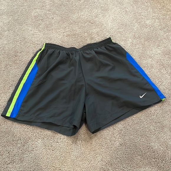Nike Men's Dri Fit Shorts - Picture 2 of 4